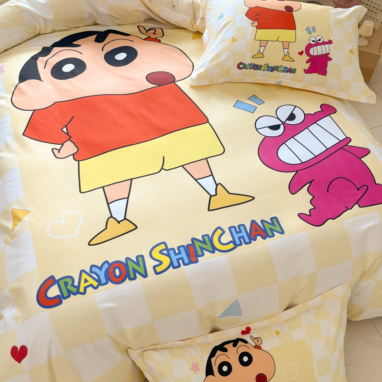 91家纺网 家纺一手货源 找家纺 博雅 2026新款蜡笔小新正版授权全棉纯棉大版四件套 大版-奶白格子小新