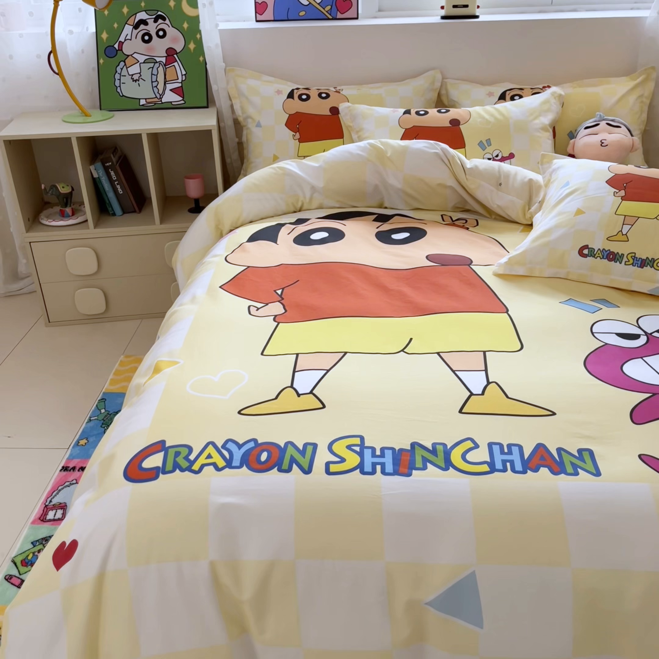 91家纺网 家纺一手货源 找家纺 博雅 2026新款蜡笔小新正版授权全棉纯棉大版四件套 大版-奶白格子小新