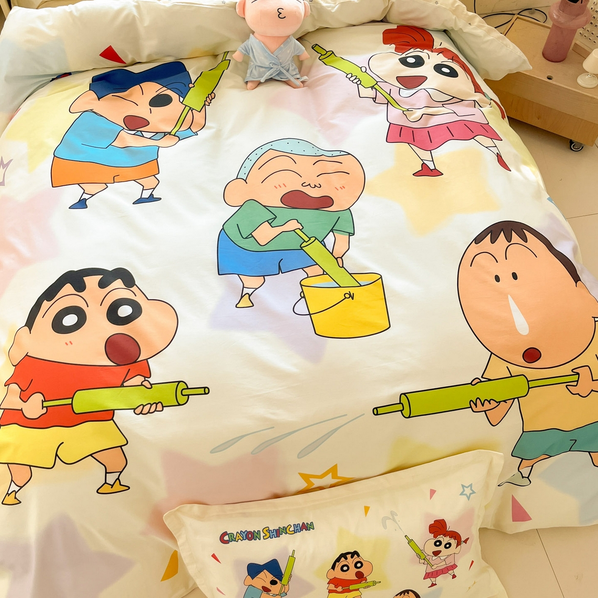 91家纺网 家纺一手货源 找家纺 博雅 2026新款蜡笔小新正版授权全棉纯棉大版四件套 大版-游玩蜡笔小新