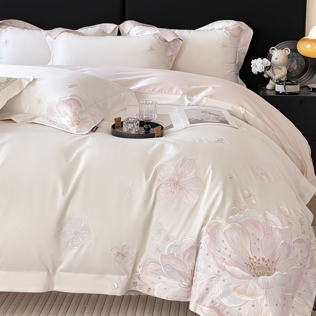 91家纺网 家纺一手货源 找家纺  2026马年特惠新品A类长绒棉纯棉四件套100全棉重工刺绣被套床单床笠轻奢高级感床上用品-花之语 花之语-白粉