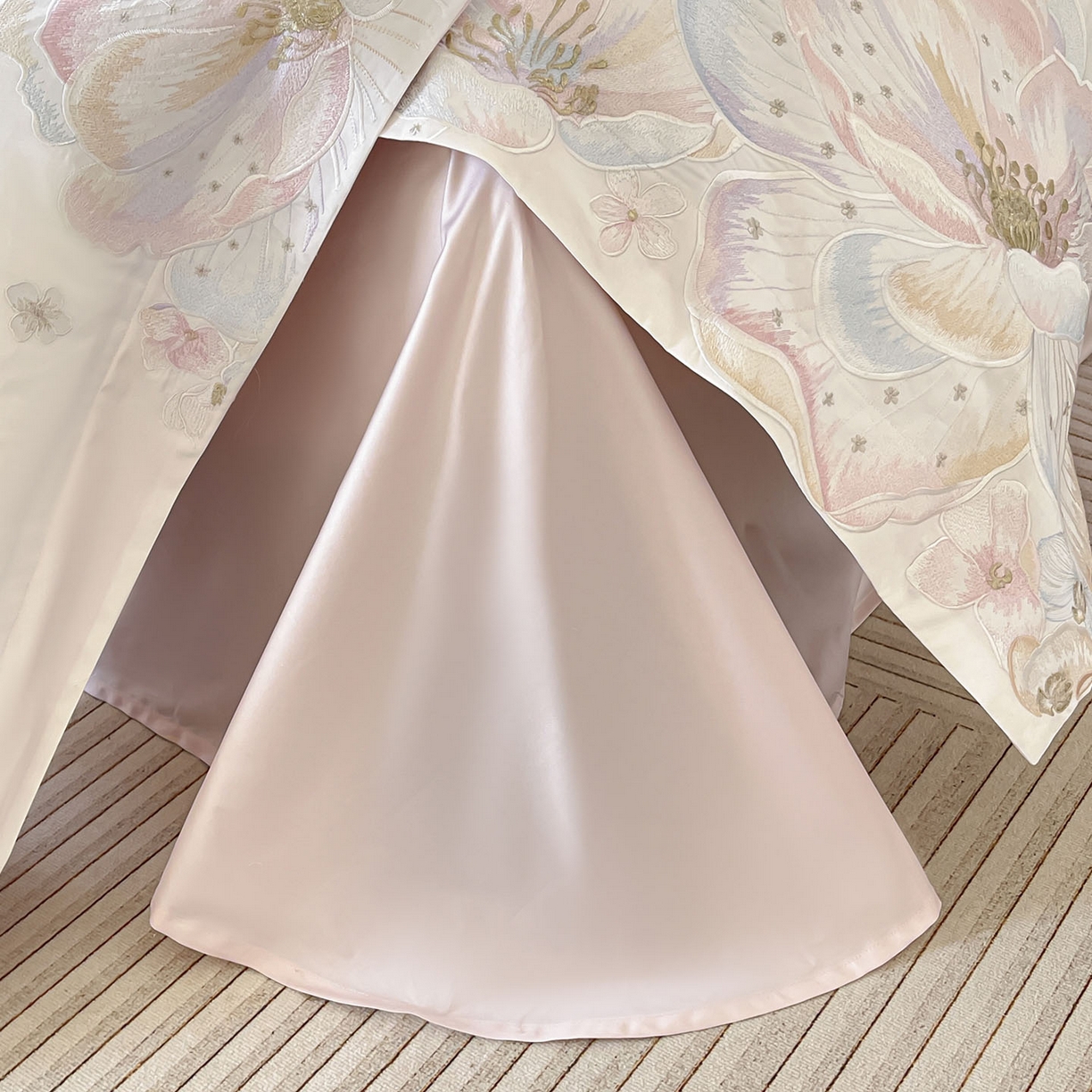 91家纺网 家纺一手货源 找家纺  2026马年特惠新品A类长绒棉纯棉四件套100全棉重工刺绣被套床单床笠轻奢高级感床上用品-花之语 花之语-白粉