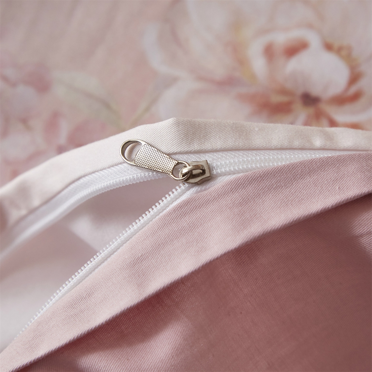 91家纺网 家纺一手货源 找家纺 曼秀琳 2026新款铂金棉数码印花四件套(全棉133*76) 可提供买家秀图片 春色如许-粉