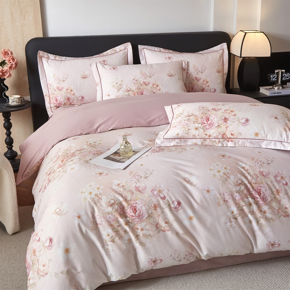 91家纺网 家纺一手货源 找家纺 曼秀琳 2026新款铂金棉数码印花四件套(全棉133*76) 可提供买家秀图片 春色如许-粉