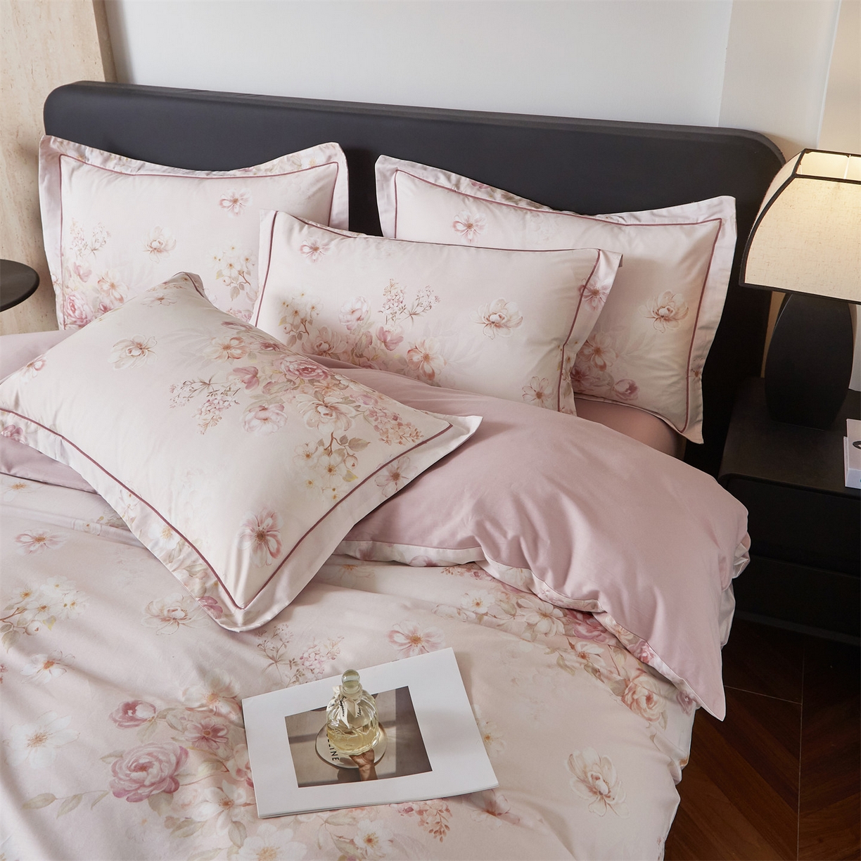 91家纺网 家纺一手货源 找家纺 曼秀琳 2026新款铂金棉数码印花四件套(全棉133*76) 可提供买家秀图片 春色如许-粉