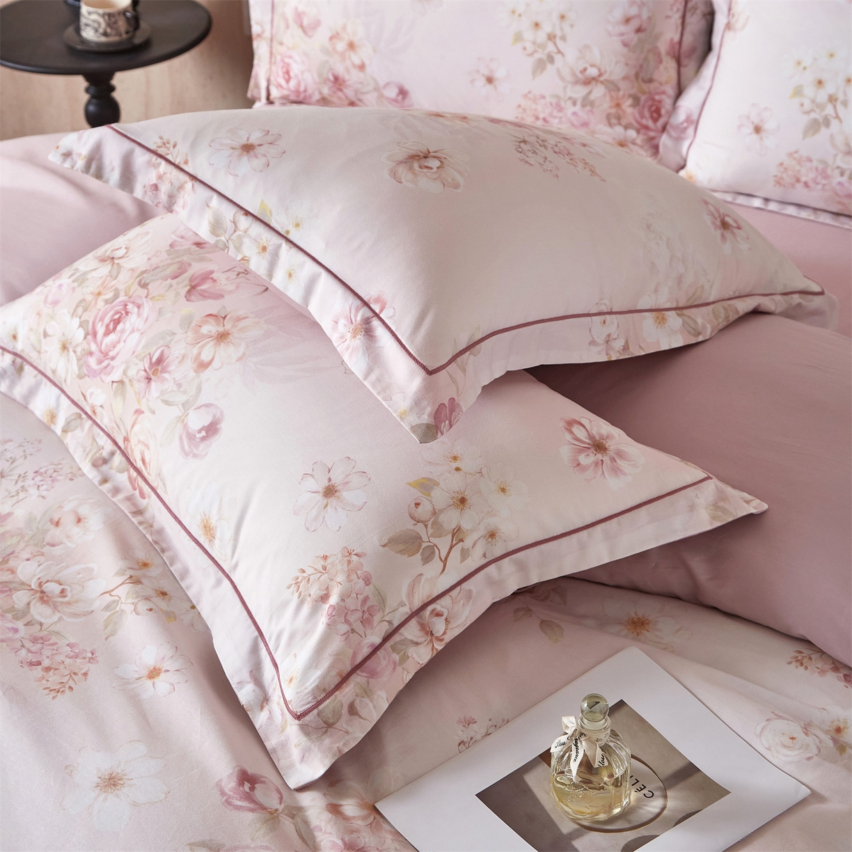 91家纺网 家纺一手货源 找家纺 曼秀琳 2026新款铂金棉数码印花四件套(全棉133*76) 可提供买家秀图片 春色如许-粉