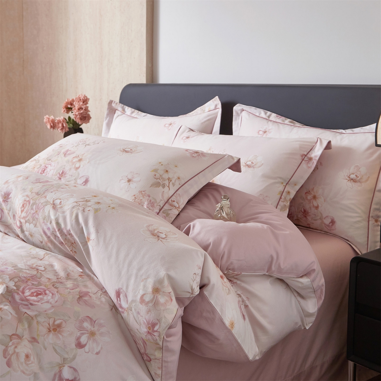 91家纺网 家纺一手货源 找家纺 曼秀琳 2026新款铂金棉数码印花四件套(全棉133*76) 可提供买家秀图片 春色如许-粉