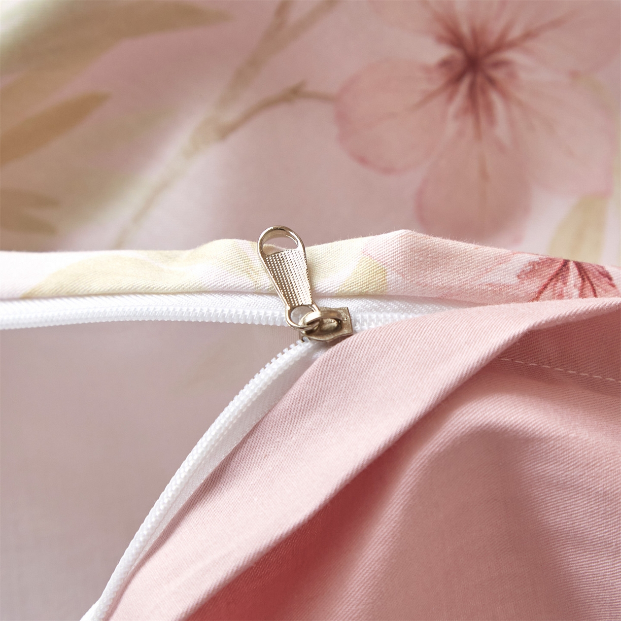 91家纺网 家纺一手货源 找家纺 曼秀琳 2026新款铂金棉数码印花四件套(全棉133*76) 可提供买家秀图片 林间织梦-粉