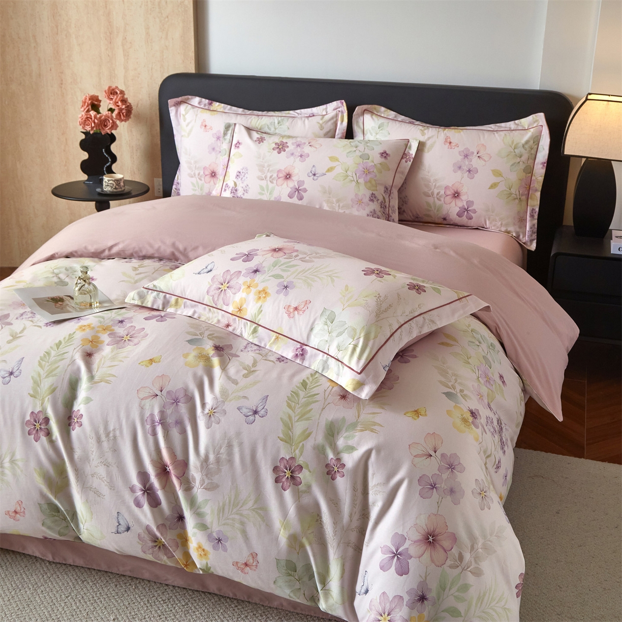 91家纺网 家纺一手货源 找家纺 曼秀琳 2026新款铂金棉数码印花四件套(全棉133*76) 可提供买家秀图片 林间织梦-粉