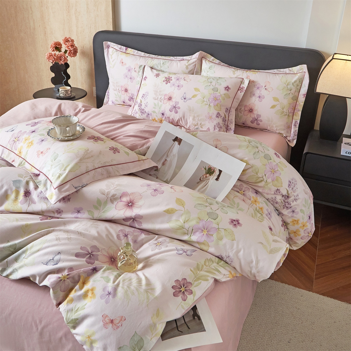 91家纺网 家纺一手货源 找家纺 曼秀琳 2026新款铂金棉数码印花四件套(全棉133*76) 可提供买家秀图片 林间织梦-粉