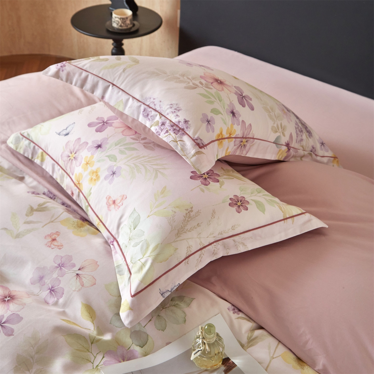 91家纺网 家纺一手货源 找家纺 曼秀琳 2026新款铂金棉数码印花四件套(全棉133*76) 可提供买家秀图片 林间织梦-粉