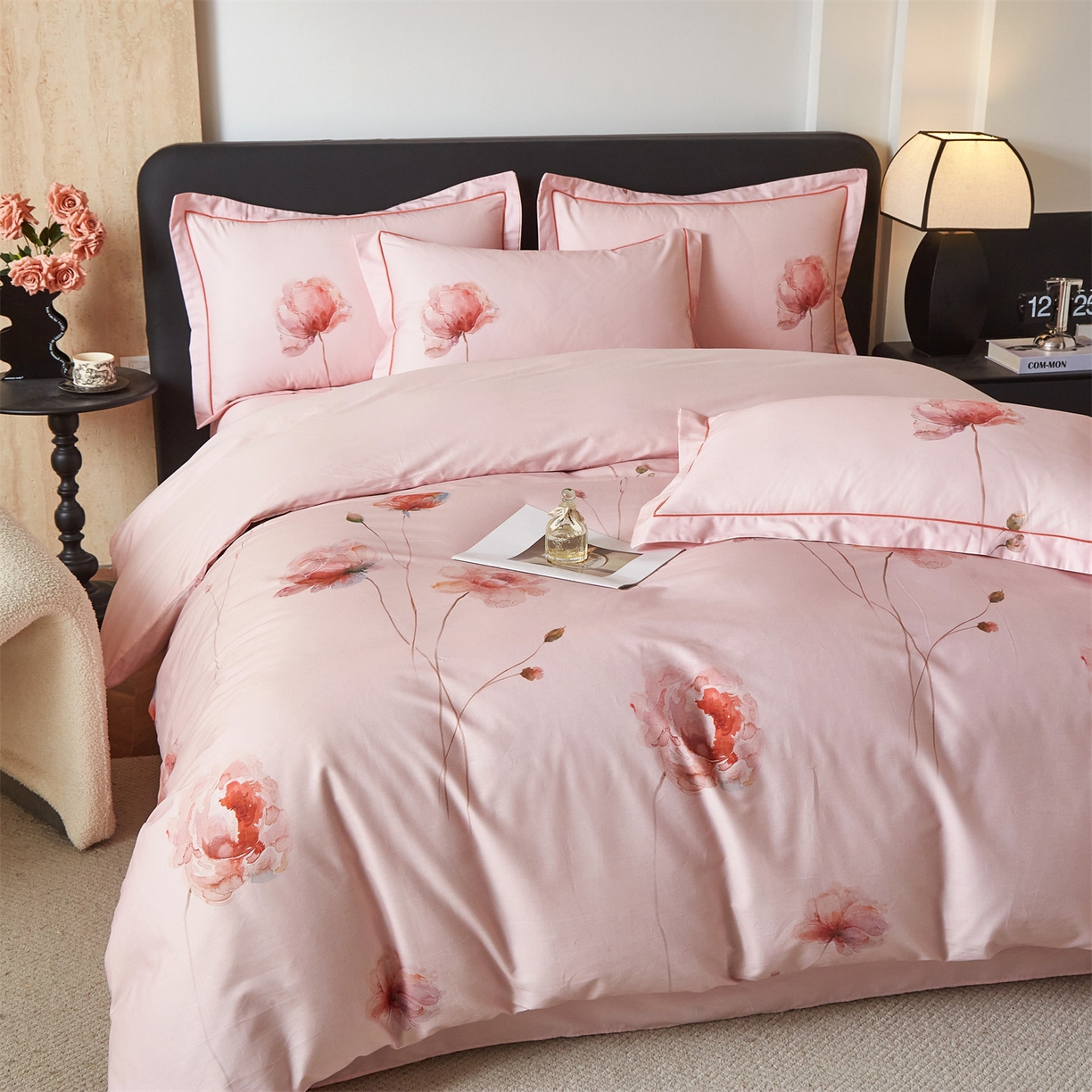 91家纺网 家纺一手货源 找家纺 曼秀琳 2026新款铂金棉数码印花四件套(全棉133*76) 可提供买家秀图片 墨染樱枝-粉