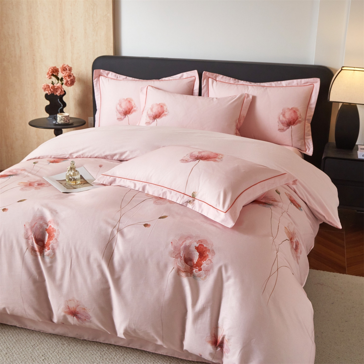 91家纺网 家纺一手货源 找家纺 曼秀琳 2026新款铂金棉数码印花四件套(全棉133*76) 可提供买家秀图片 墨染樱枝-粉