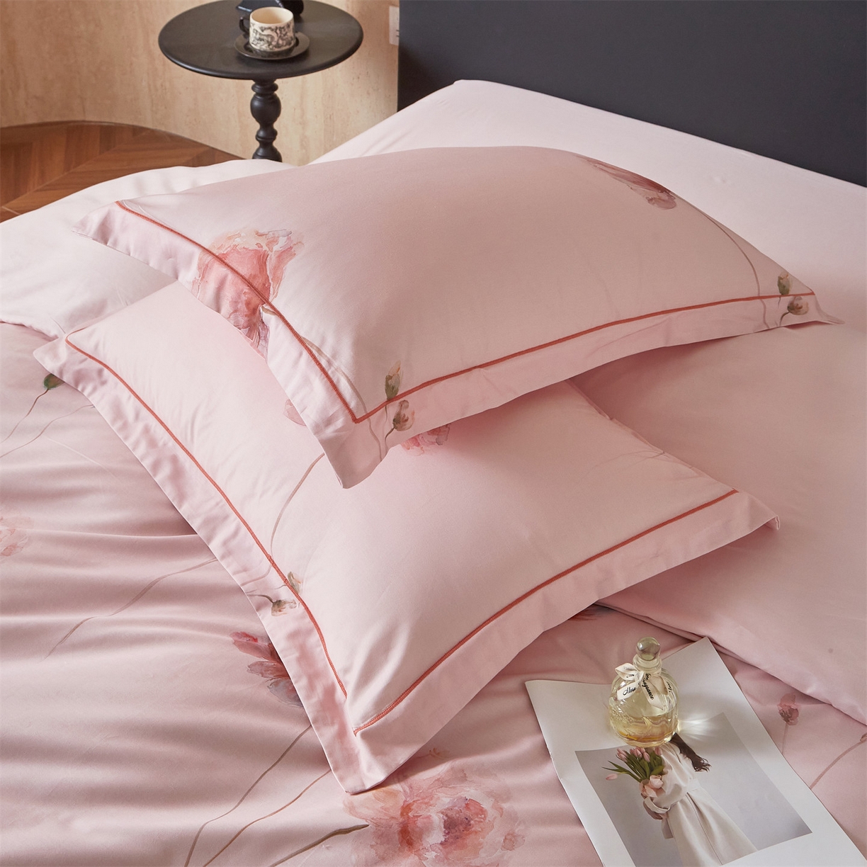 91家纺网 家纺一手货源 找家纺 曼秀琳 2026新款铂金棉数码印花四件套(全棉133*76) 可提供买家秀图片 墨染樱枝-粉