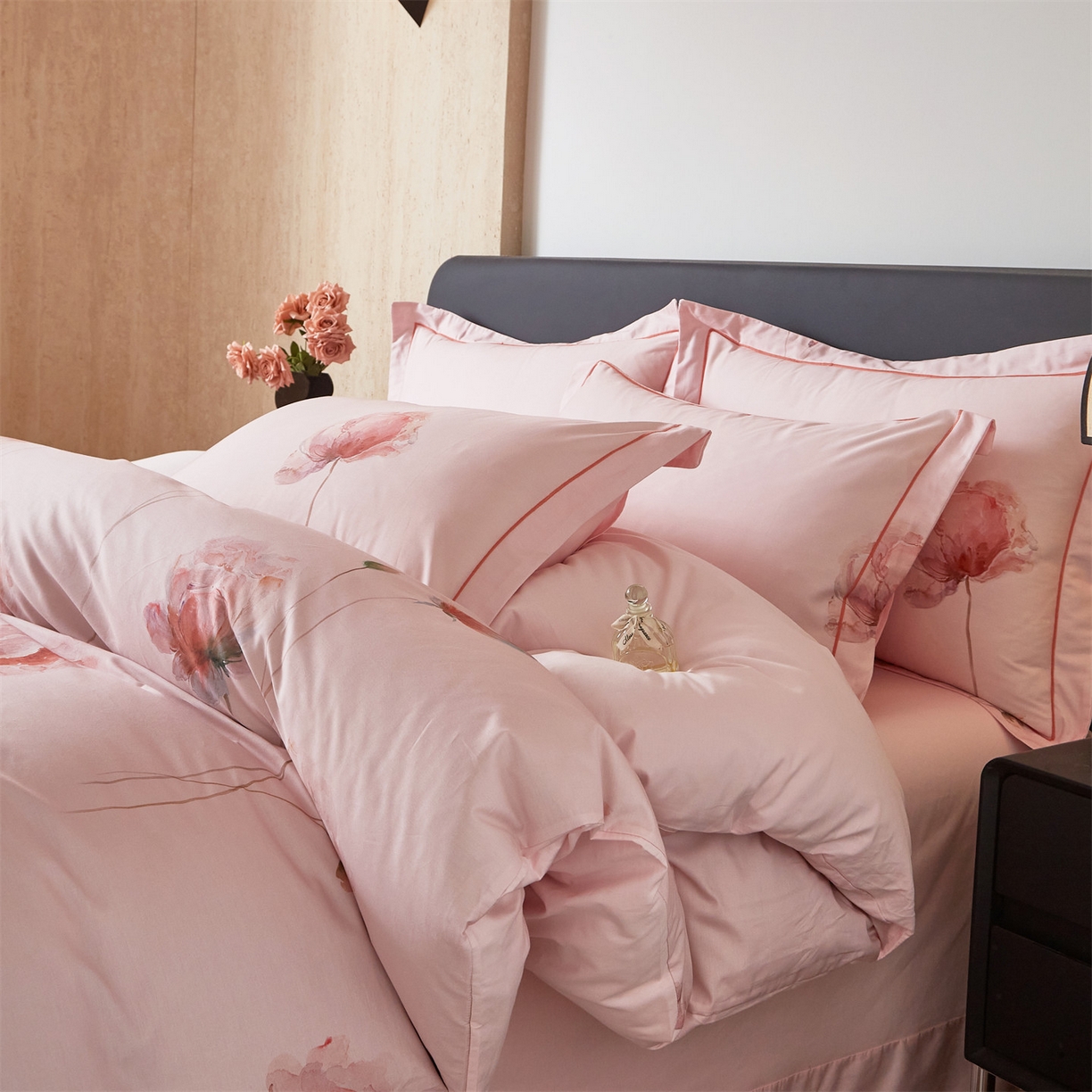 91家纺网 家纺一手货源 找家纺 曼秀琳 2026新款铂金棉数码印花四件套(全棉133*76) 可提供买家秀图片 墨染樱枝-粉