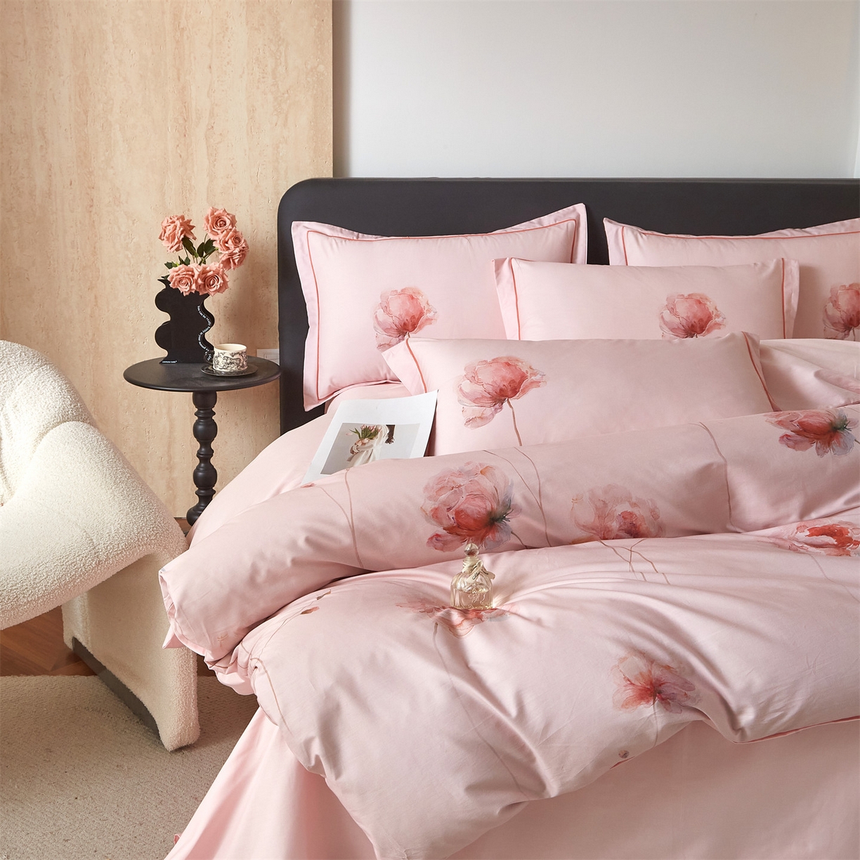 91家纺网 家纺一手货源 找家纺 曼秀琳 2026新款铂金棉数码印花四件套(全棉133*76) 可提供买家秀图片 墨染樱枝-粉