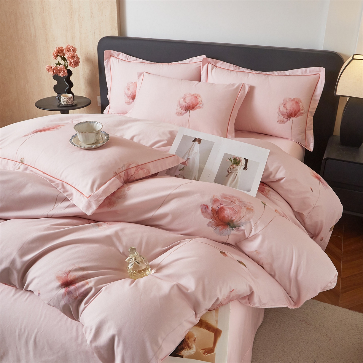 91家纺网 家纺一手货源 找家纺 曼秀琳 2026新款铂金棉数码印花四件套(全棉133*76) 可提供买家秀图片 墨染樱枝-粉