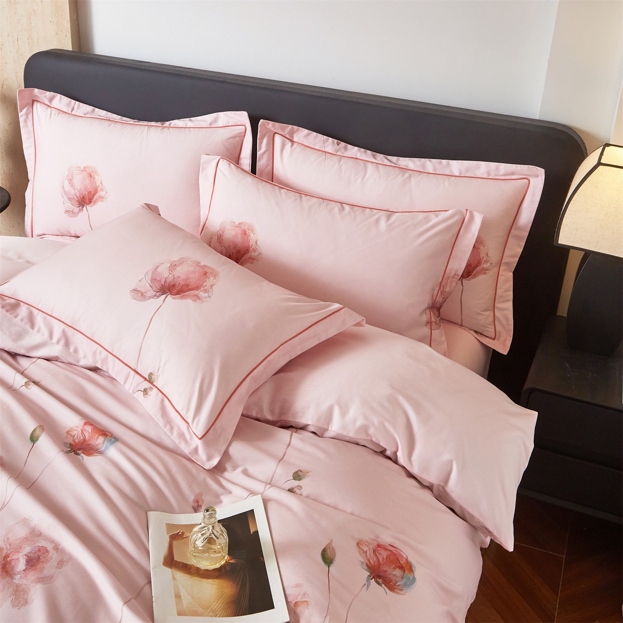 91家纺网 家纺一手货源 找家纺 曼秀琳 2026新款铂金棉数码印花四件套(全棉133*76) 可提供买家秀图片 墨染樱枝-粉