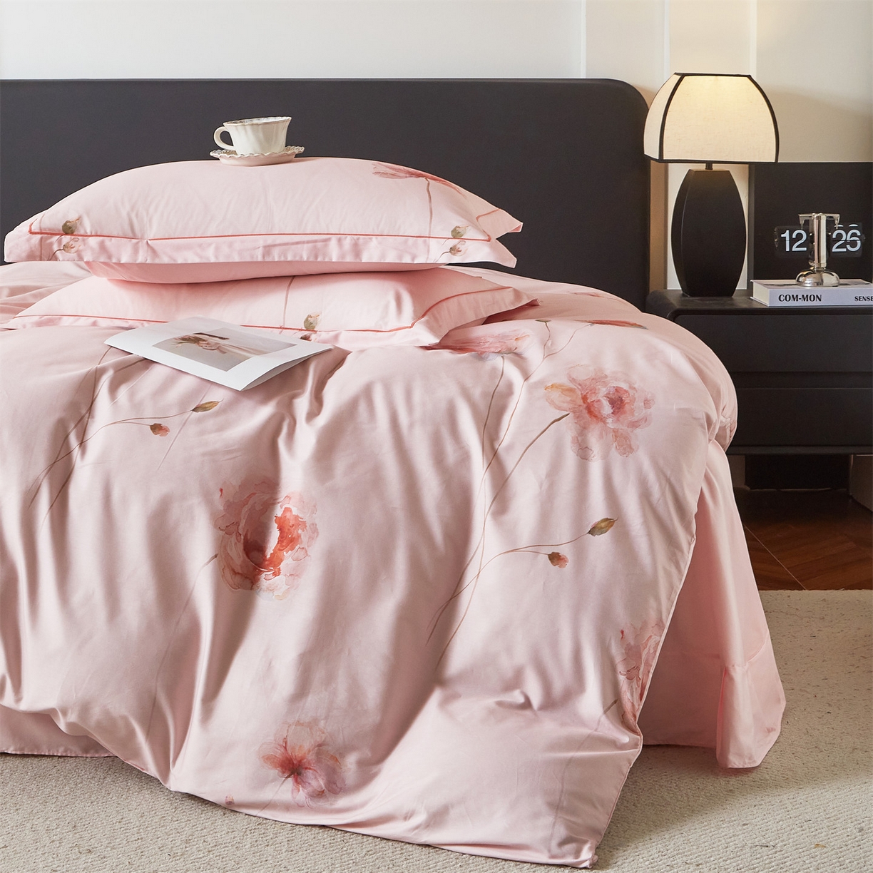 91家纺网 家纺一手货源 找家纺 曼秀琳 2026新款铂金棉数码印花四件套(全棉133*76) 可提供买家秀图片 墨染樱枝-粉