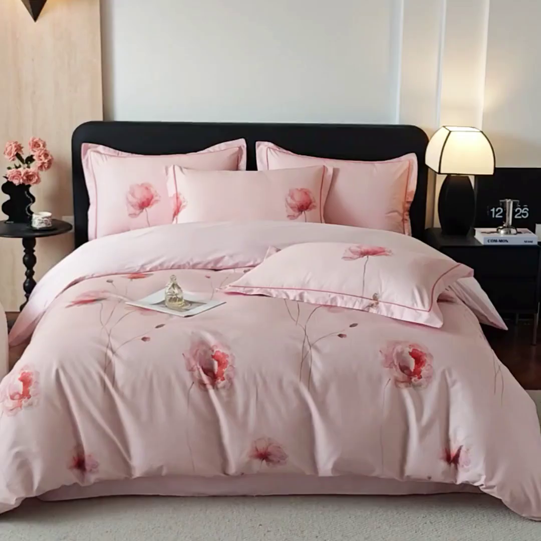 91家纺网 家纺一手货源 找家纺 曼秀琳 2026新款铂金棉数码印花四件套(全棉133*76) 可提供买家秀图片 墨染樱枝-粉