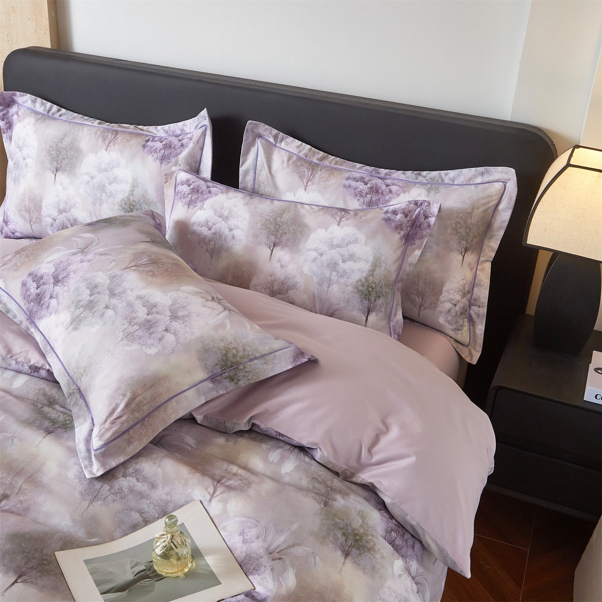 91家纺网 家纺一手货源 找家纺 曼秀琳 2026新款铂金棉数码印花四件套(全棉133*76) 可提供买家秀图片 沐雨花-紫