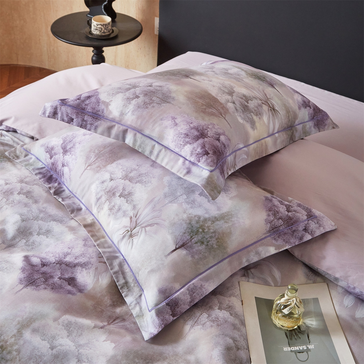 91家纺网 家纺一手货源 找家纺 曼秀琳 2026新款铂金棉数码印花四件套(全棉133*76) 可提供买家秀图片 沐雨花-紫