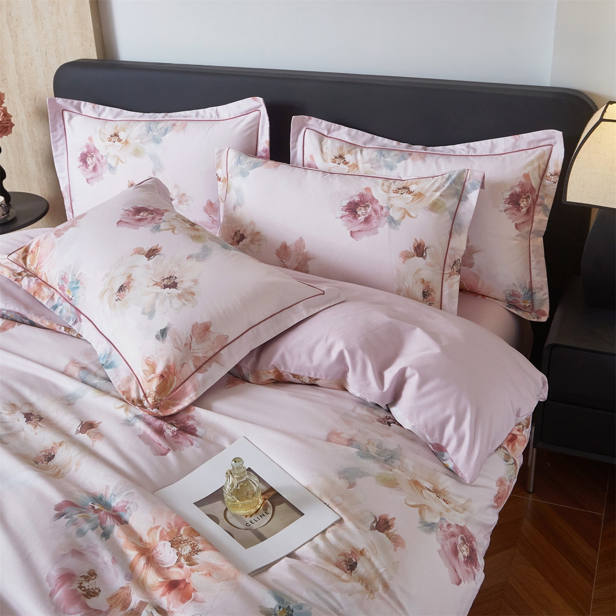 91家纺网 家纺一手货源 找家纺 曼秀琳 2026新款铂金棉数码印花四件套(全棉133*76) 可提供买家秀图片 诗歆-粉