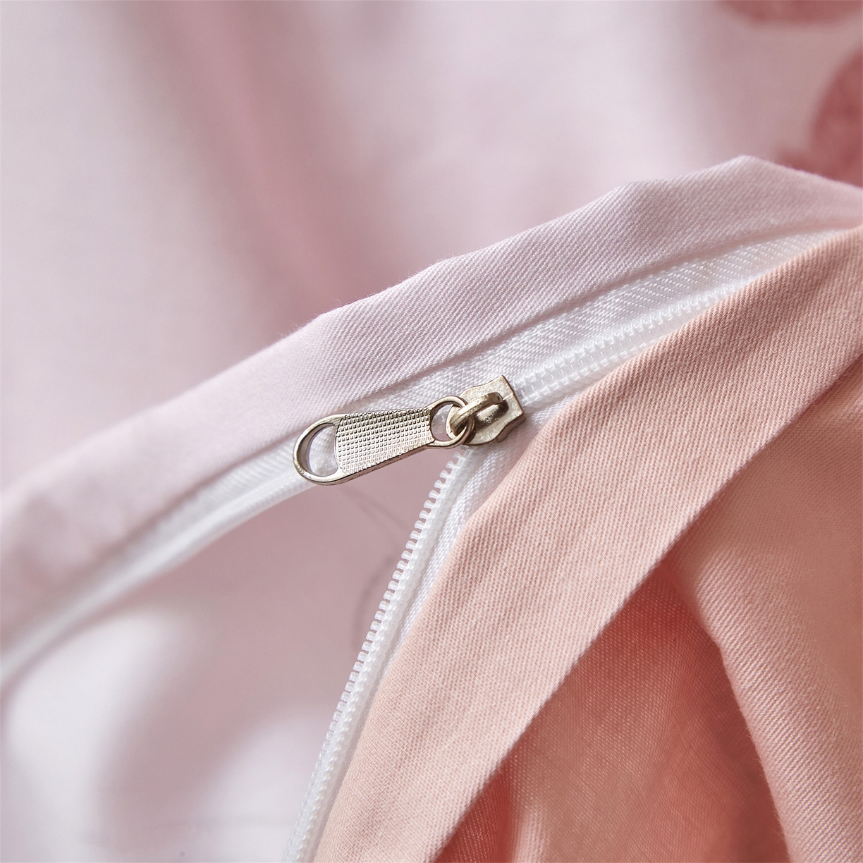 91家纺网 家纺一手货源 找家纺 曼秀琳 2026新款铂金棉数码印花四件套(全棉133*76) 可提供买家秀图片 晚叶初晓-粉