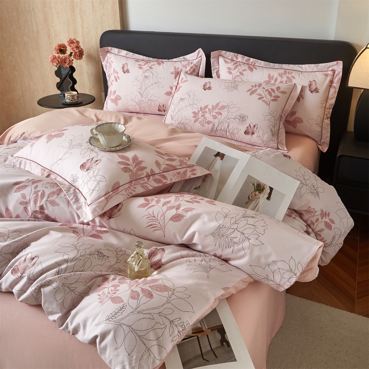 91家纺网 家纺一手货源 找家纺 曼秀琳 2026新款铂金棉数码印花四件套(全棉133*76) 可提供买家秀图片 晚叶初晓-粉