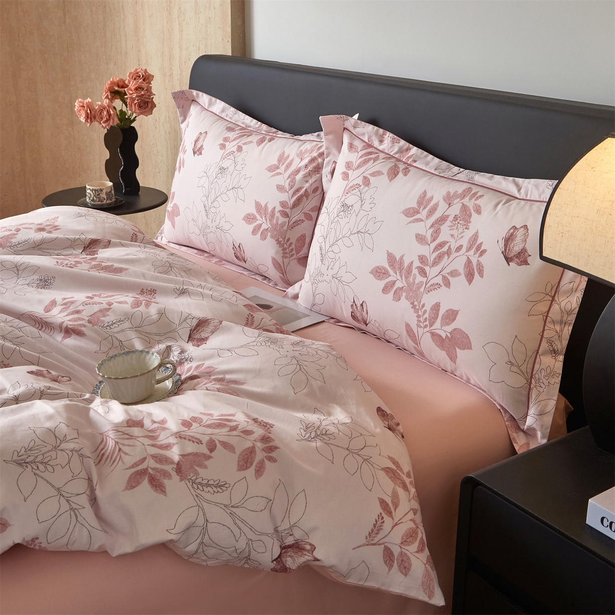 91家纺网 家纺一手货源 找家纺 曼秀琳 2026新款铂金棉数码印花四件套(全棉133*76) 可提供买家秀图片 晚叶初晓-粉