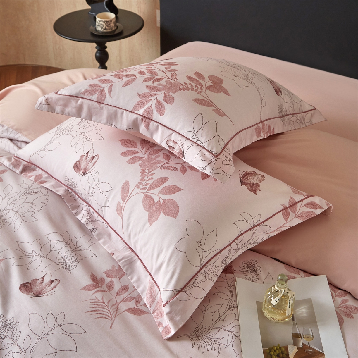 91家纺网 家纺一手货源 找家纺 曼秀琳 2026新款铂金棉数码印花四件套(全棉133*76) 可提供买家秀图片 晚叶初晓-粉