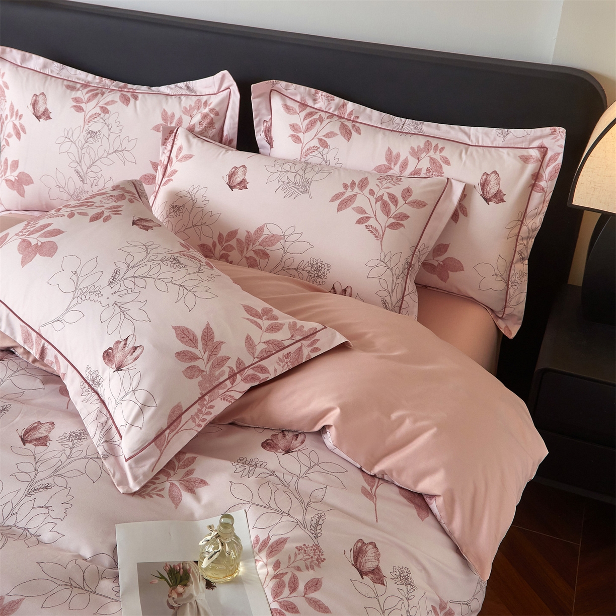 91家纺网 家纺一手货源 找家纺 曼秀琳 2026新款铂金棉数码印花四件套(全棉133*76) 可提供买家秀图片 晚叶初晓-粉