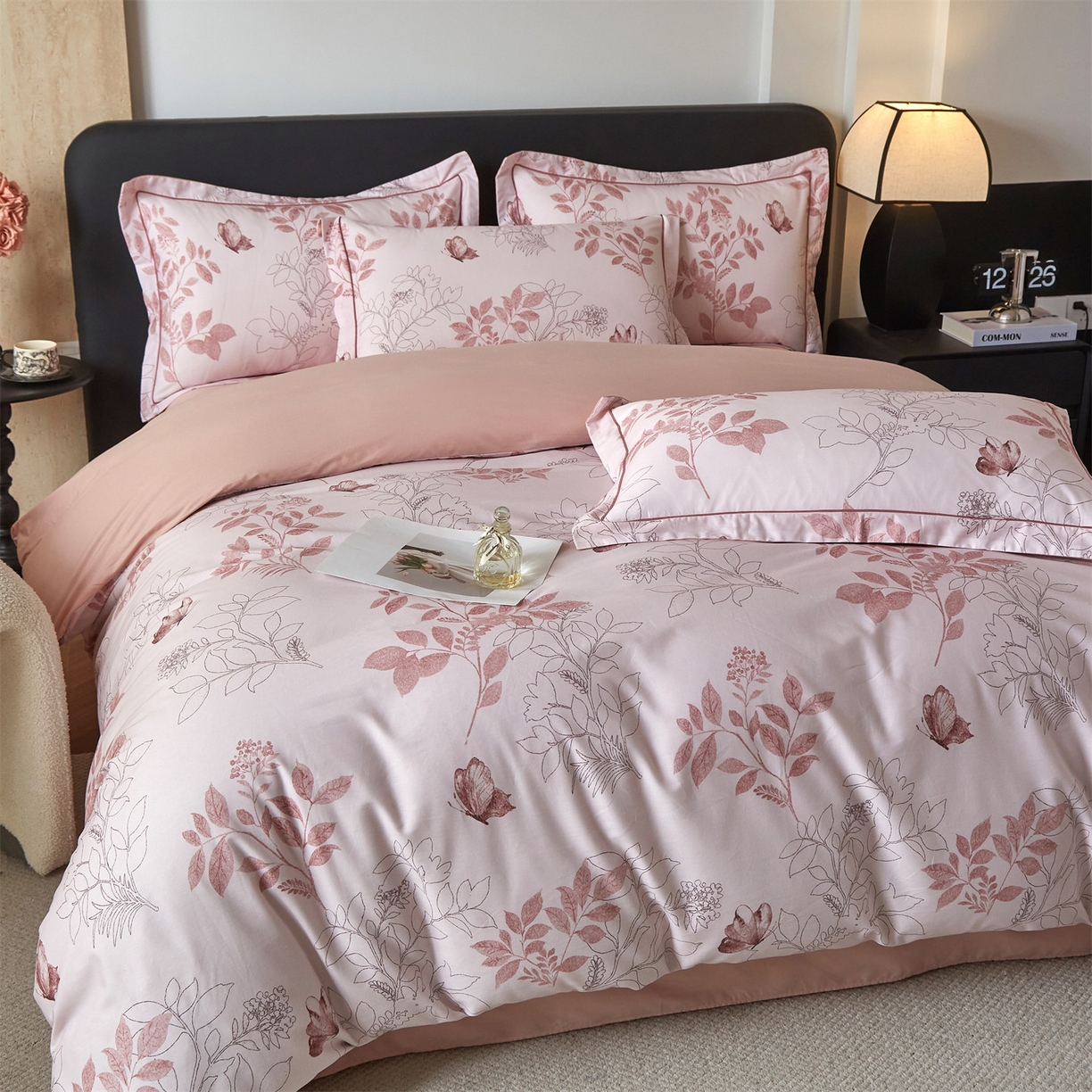 91家纺网 家纺一手货源 找家纺 曼秀琳 2026新款铂金棉数码印花四件套(全棉133*76) 可提供买家秀图片 晚叶初晓-粉