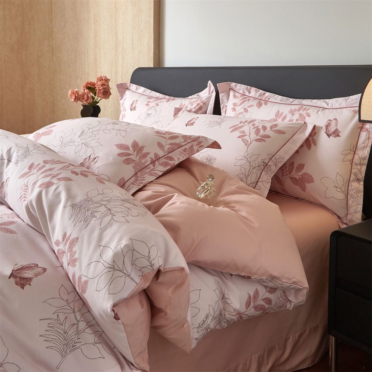 91家纺网 家纺一手货源 找家纺 曼秀琳 2026新款铂金棉数码印花四件套(全棉133*76) 可提供买家秀图片 晚叶初晓-粉