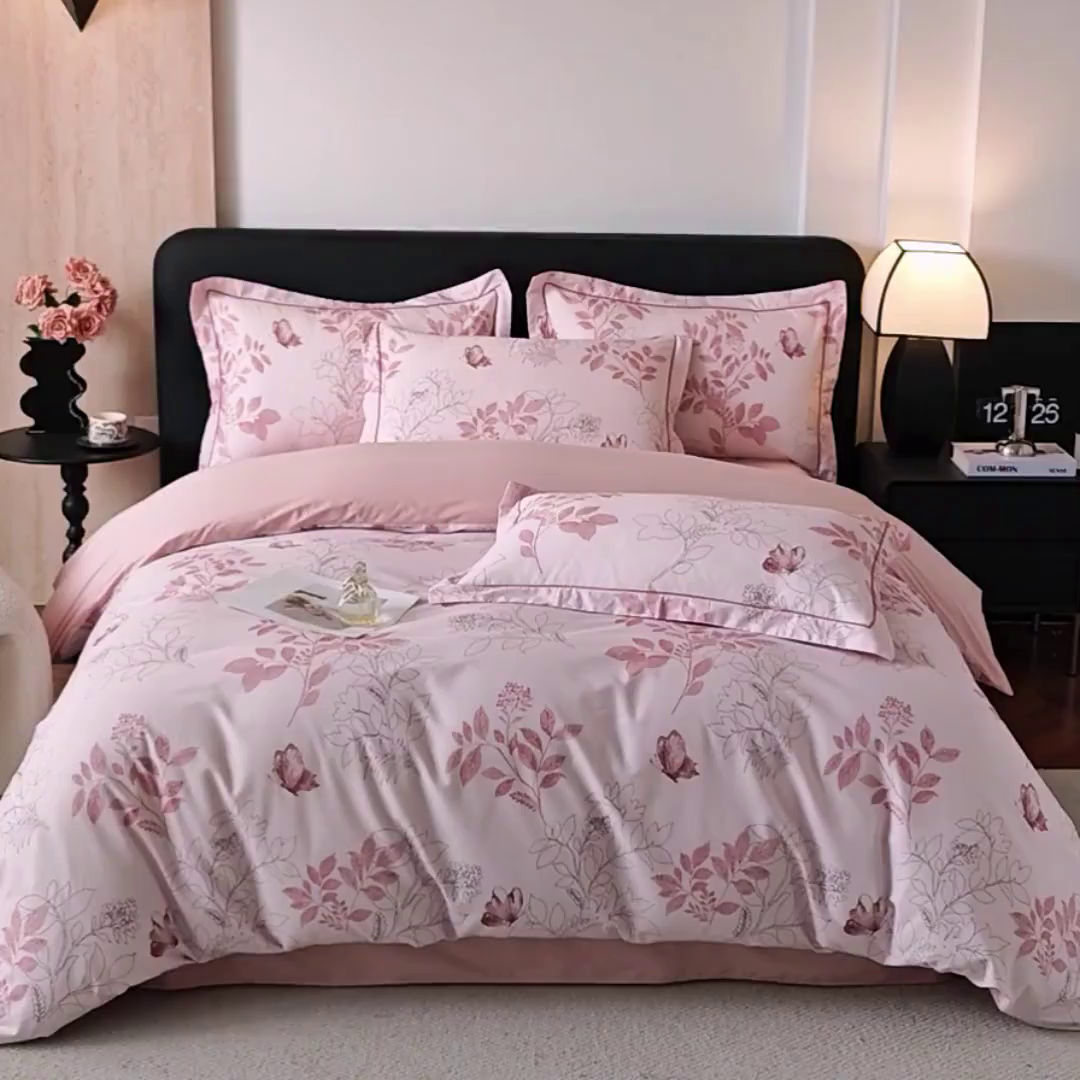 91家纺网 家纺一手货源 找家纺 曼秀琳 2026新款铂金棉数码印花四件套(全棉133*76) 可提供买家秀图片 晚叶初晓-粉