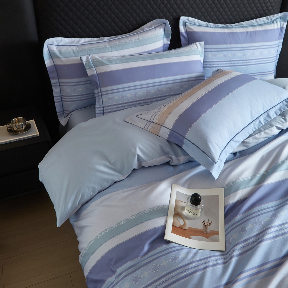 91家纺网 家纺一手货源 找家纺 曼秀琳 2026新款铂金棉数码印花四件套(全棉133*76) 可提供买家秀图片 序曲-浅蓝