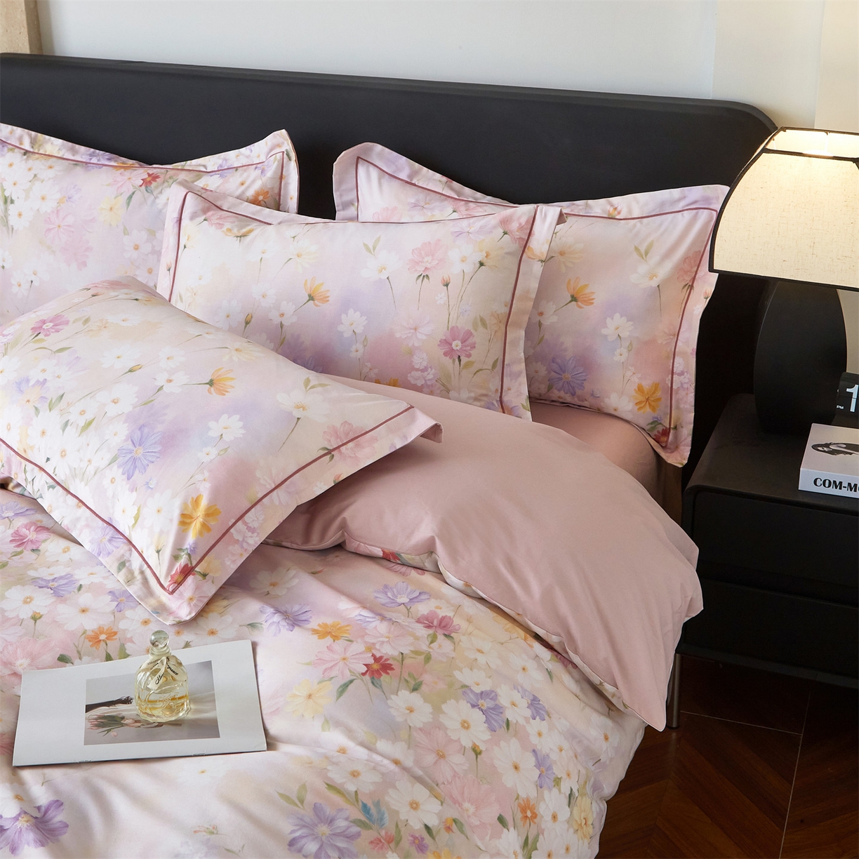 91家纺网 家纺一手货源 找家纺 曼秀琳 2026新款铂金棉数码印花四件套(全棉133*76) 可提供买家秀图片 逸风随香-粉