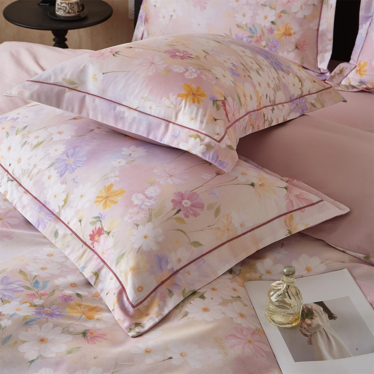 91家纺网 家纺一手货源 找家纺 曼秀琳 2026新款铂金棉数码印花四件套(全棉133*76) 可提供买家秀图片 逸风随香-粉