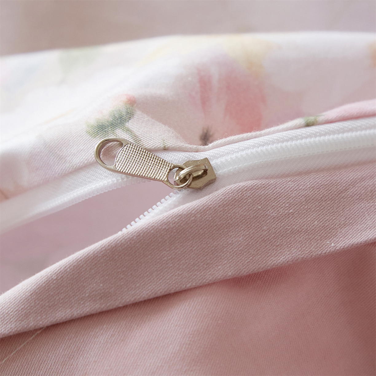 91家纺网 家纺一手货源 找家纺 曼秀琳 2026新款铂金棉数码印花四件套(全棉133*76) 可提供买家秀图片 逸风随香-粉