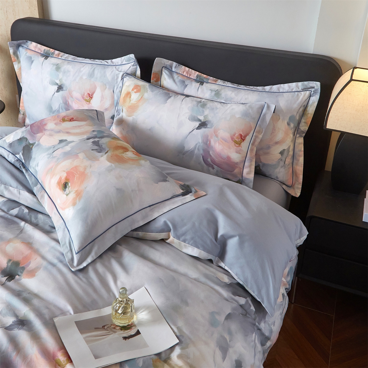 91家纺网 家纺一手货源 找家纺 曼秀琳 2026新款铂金棉数码印花四件套(全棉133*76) 可提供买家秀图片 悠然-灰