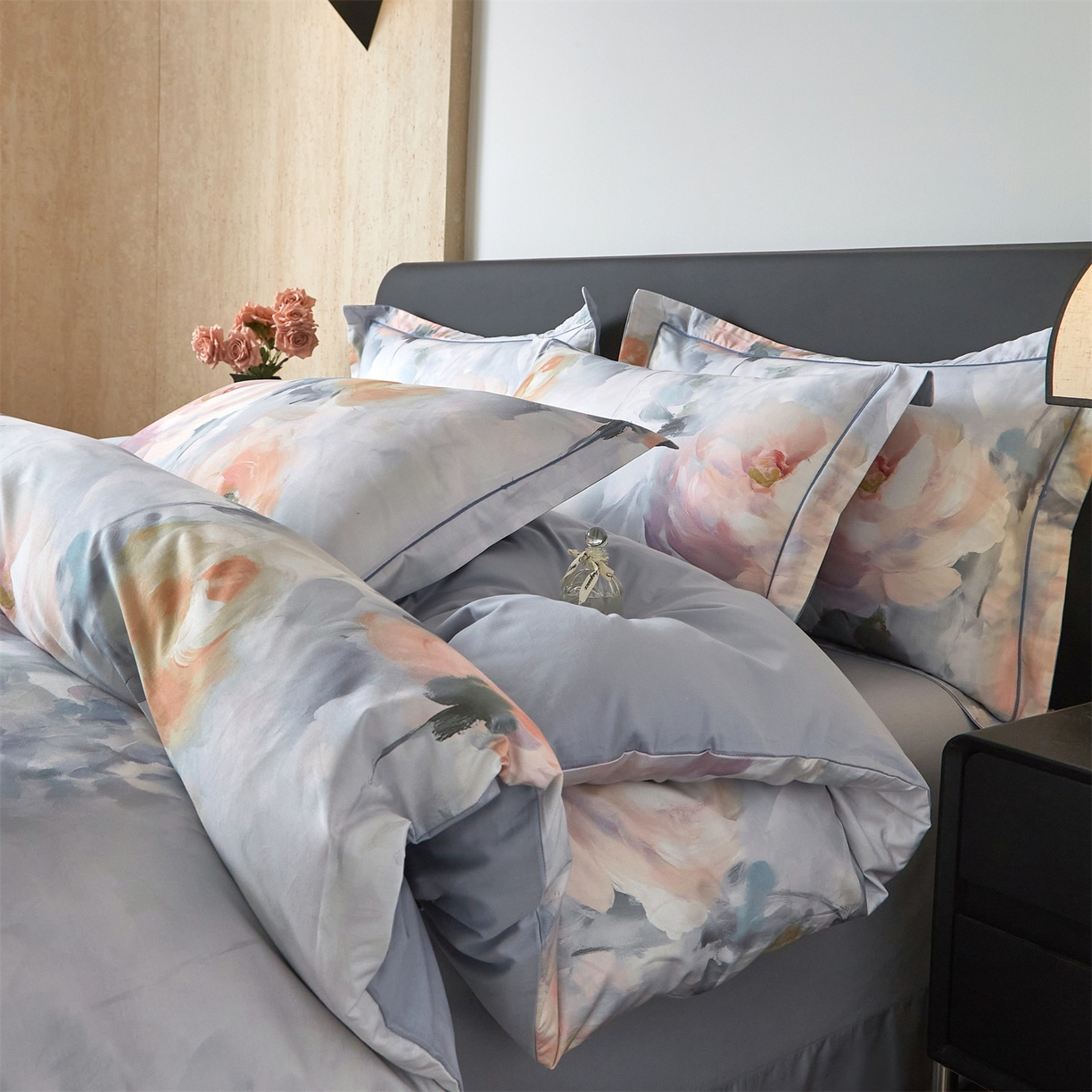 91家纺网 家纺一手货源 找家纺 曼秀琳 2026新款铂金棉数码印花四件套(全棉133*76) 可提供买家秀图片 悠然-灰