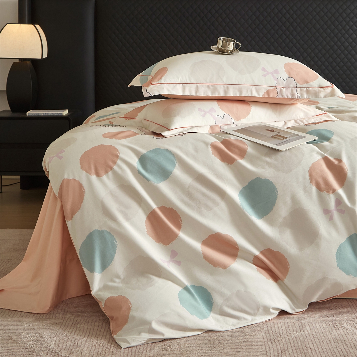 91家纺网 家纺一手货源 找家纺 曼秀琳 2026新款铂金棉数码印花四件套(全棉133*76) 可提供买家秀图片 圆点精灵-桔