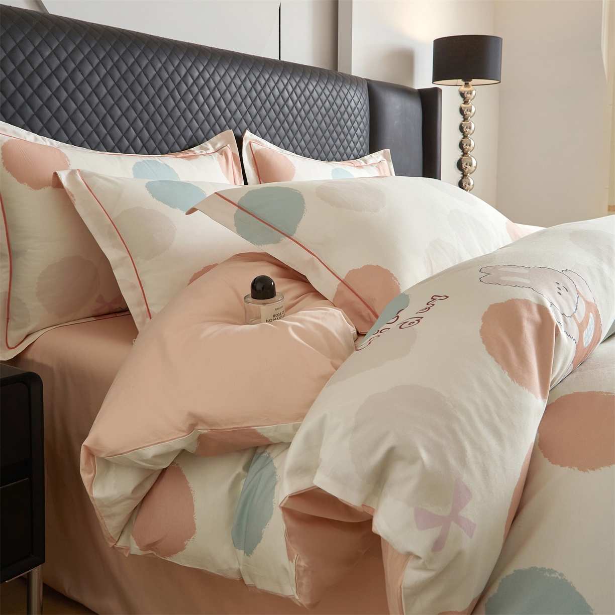 91家纺网 家纺一手货源 找家纺 曼秀琳 2026新款铂金棉数码印花四件套(全棉133*76) 可提供买家秀图片 圆点精灵-桔