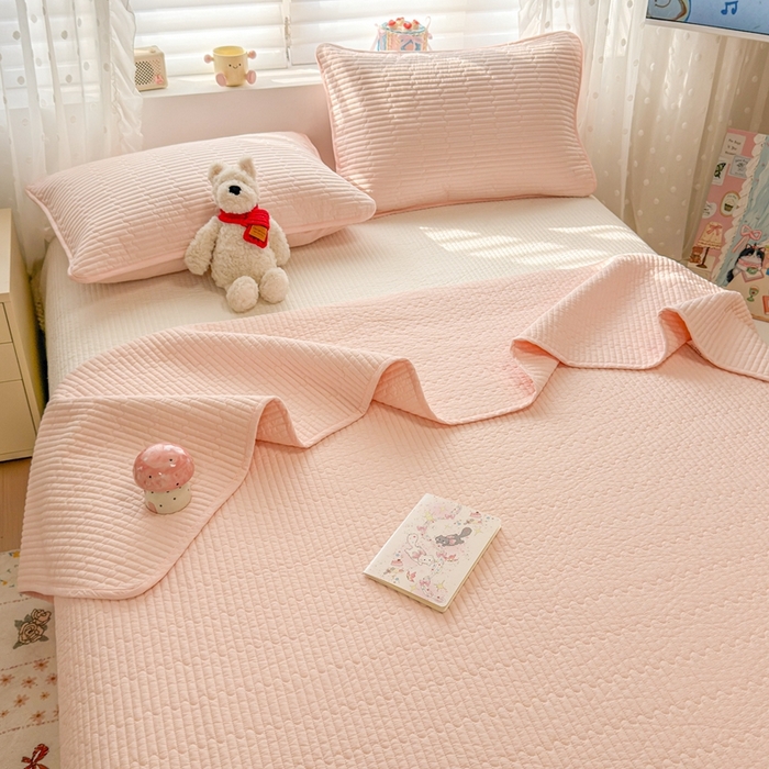 91家纺网 家纺一手货源 找家纺 雅萱家纺 2026新款双面全棉高温砂洗床盖系列 梦幻粉