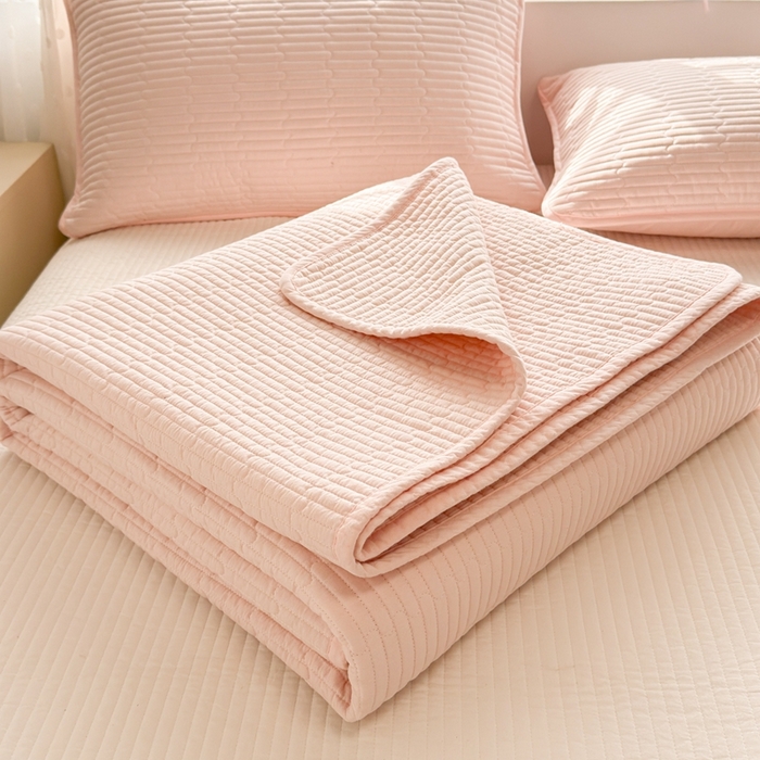 91家纺网 家纺一手货源 找家纺 雅萱家纺 2026新款双面全棉高温砂洗床盖系列 梦幻粉