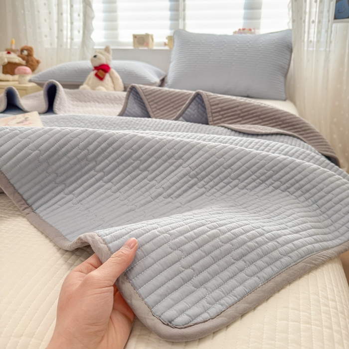 91家纺网 家纺一手货源 找家纺 雅萱家纺 2026新款双面全棉高温砂洗床盖系列 浅灰蓝