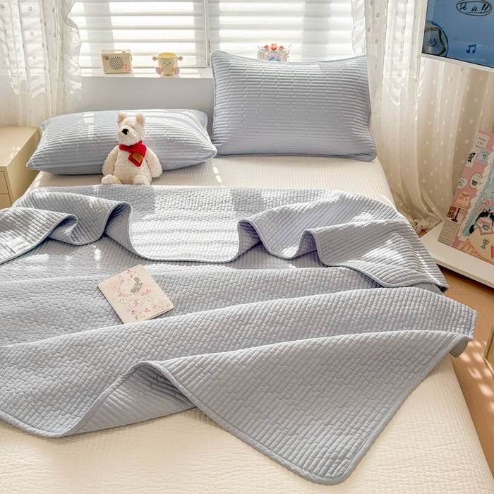 91家纺网 家纺一手货源 找家纺 雅萱家纺 2026新款双面全棉高温砂洗床盖系列 晴空蓝