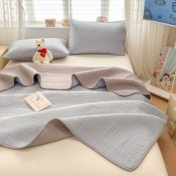 91家纺网 家纺一手货源 找家纺 雅萱家纺 2026新款双面全棉高温砂洗床盖系列 浅灰蓝