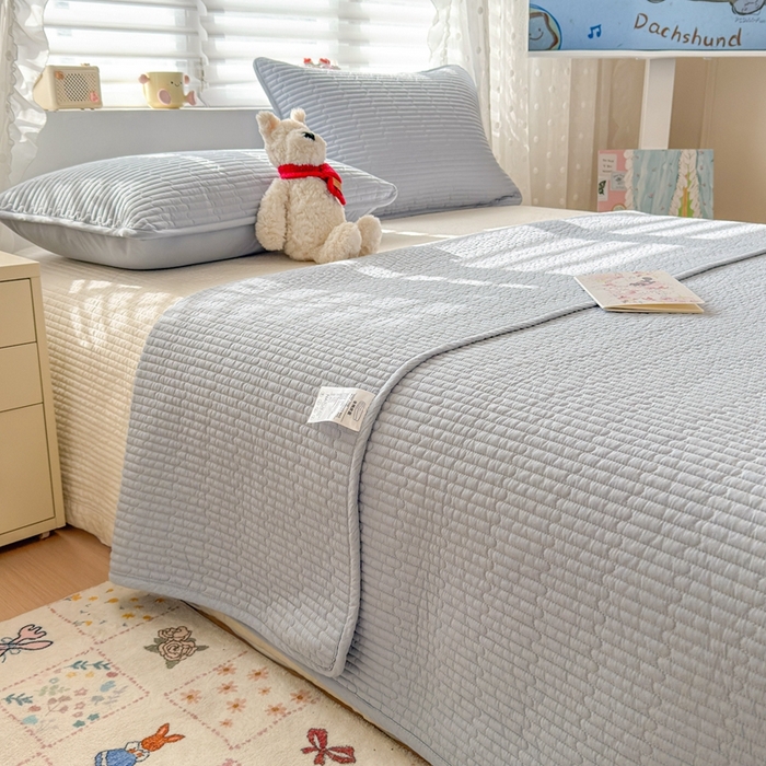 91家纺网 家纺一手货源 找家纺 雅萱家纺 2026新款双面全棉高温砂洗床盖系列 晴空蓝