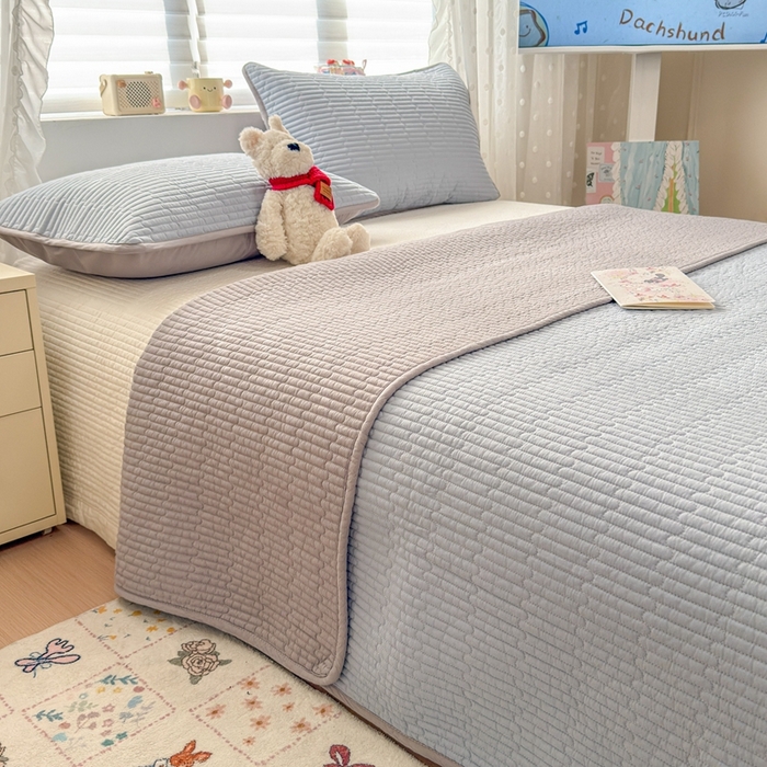 91家纺网 家纺一手货源 找家纺 雅萱家纺 2026新款双面全棉高温砂洗床盖系列 浅灰蓝