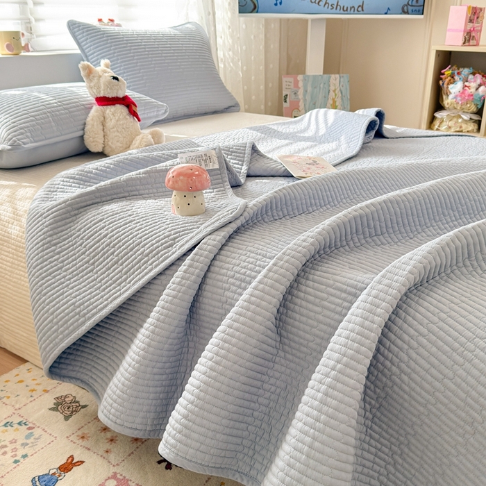 91家纺网 家纺一手货源 找家纺 雅萱家纺 2026新款双面全棉高温砂洗床盖系列 晴空蓝